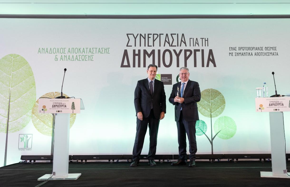 1.	Ο Διευθύνων Σύμβουλος της HELLENiQ ENERGY κ. Ανδρέας Σιάμισιης (δεξιά) δέχεται το τιμητικό βραβείο από τον τέως Υπουργό Περιβάλλοντος και Ενέργειας κ. Θόδωρο Σκυλακάκη.