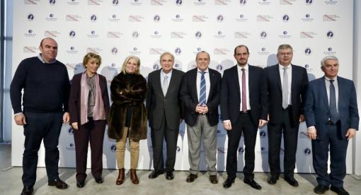 O Αντιπεριφερειάρχης Δυτικής Αττικής κ. Λ. Κοσμόπουλος, η CEO 2023 Ελευσίς Πολιτιστική Πρωτεύουσα της Ευρώπης κα Σ. Σπυροπούλου, η Πρόεδρος Δ.Σ. της 2023 Ελευσίς Πολιτιστική Πρωτεύουσα της Ευρώπης κα Δ. Γερουλάνου, ο Πρόεδρος Δ.Σ. HELLENiQ ENERGY κ. Γ. Παπαθανασίου, ο Δήμαρχος Ελευσίνας κ. Α. Οικονόμου, ο Υφυπουργός Δικαιοσύνης και Βουλευτής Δυτικής Αττικής κ. Γ. Κώτσηρας, ο Διευθύνων Σύμβουλος HELLENiQ ENERGY κ. Α. Σιάμισιης και ο Αντιπρόεδρος της Βουλής και Βουλευτής Δυτικής Αττικής κ. Θ. Μπούρας