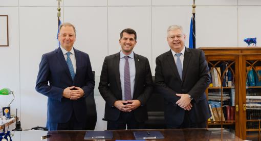 HELLENiQ ENERGY-Δωρεά πυροσβεστικών οχημάτων στον ΣΠΑΠ. Από αριστερά, ο Πρόεδρος του ΔΣ της HELLENiQ ENERGY κ. Σπήλιος Λιβανός, ο Πρόεδρος του ΣΠΑΠ και Δήμαρχος Κηφισιάς κ. Βασίλης Ξυπολυτάς και δίπλα του ο Διευθύνων Σύμβουλος της HELLENiQ ENERGY κ. Ανδρέας Σιάμισιης